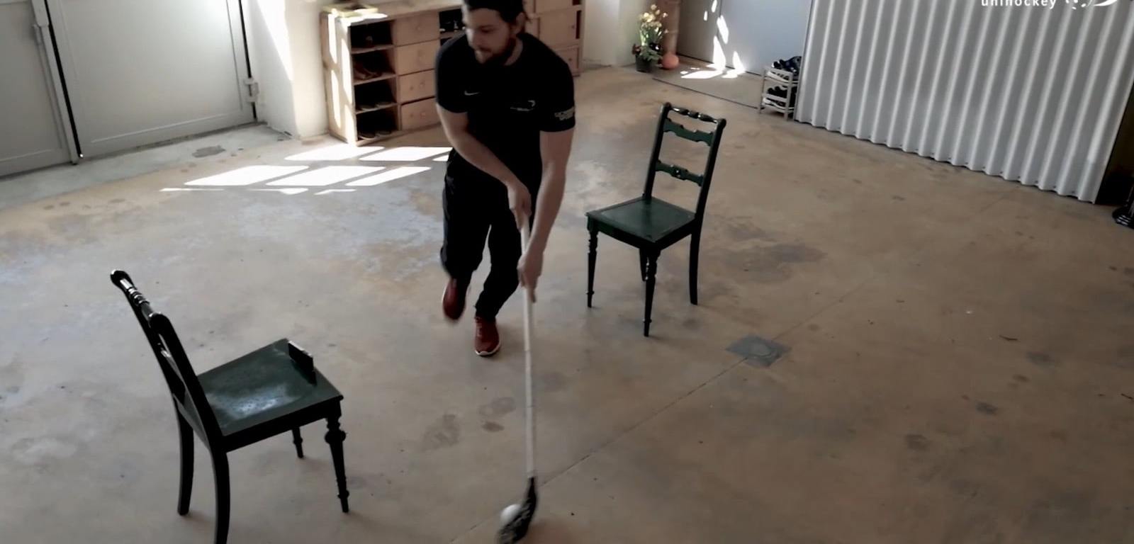Skillstraining zu Hause: Screenshot aus den Tipps von swiss unihockey für das Stickhandling. Spieler: A-Nationalspieler Dan Hartmann, Coach: Oscar Ludin.