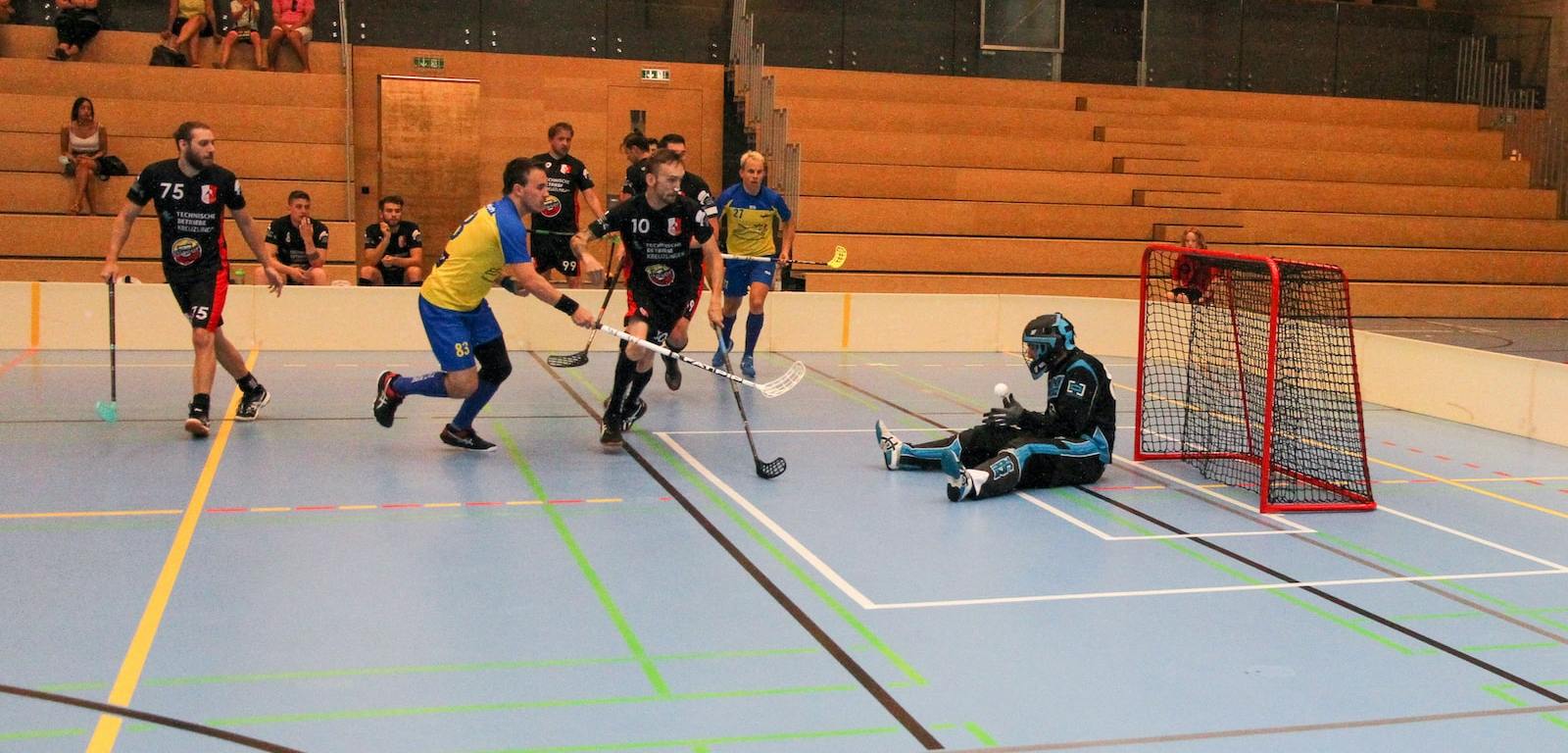 Ligacup 2021: Goalie Manuel Vetter (Herren 1) pariert einen Angriff.