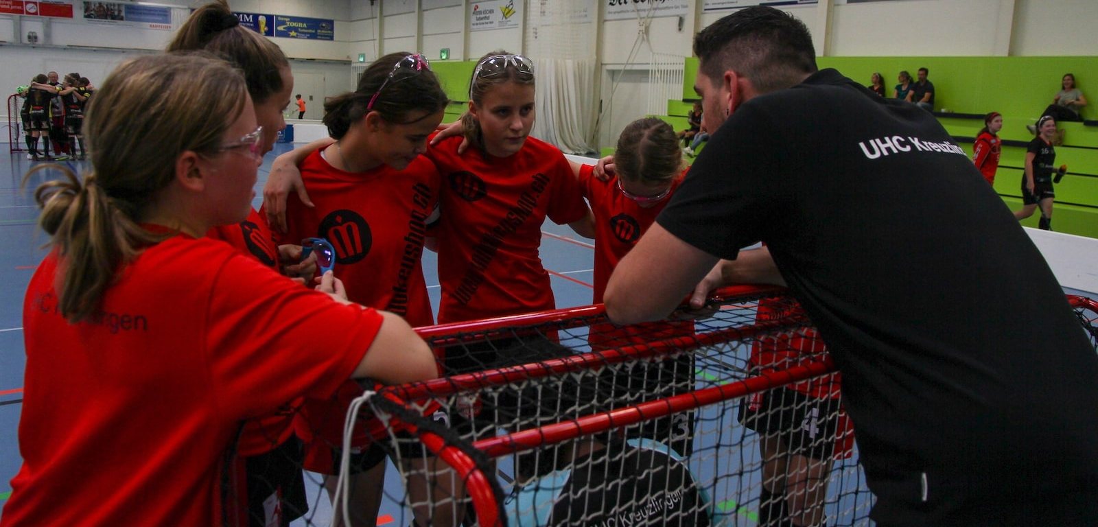 Teambesprechung der Juniorinnen B kurz vor dem Match. Foto: UHC Kreuzlingen