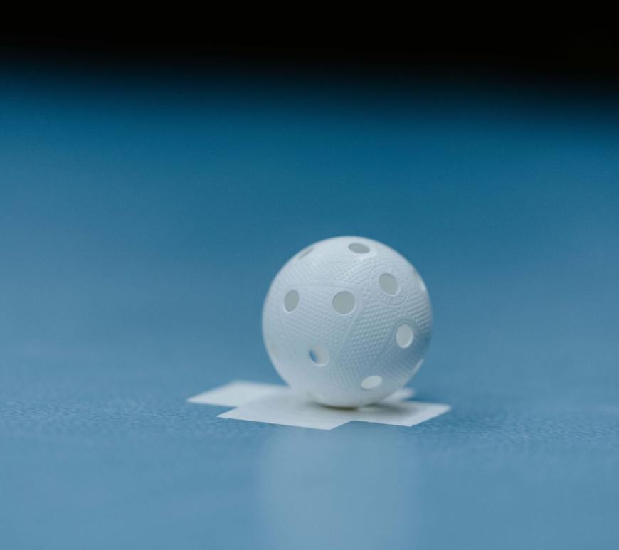 einzelner Unihockey-Ball auf dem Spielfeld. Foto: swissunihockey