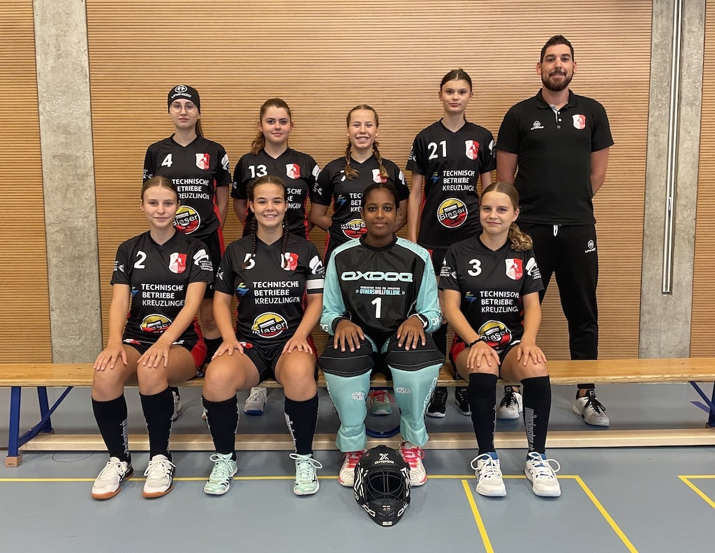 Mannschaftsfoto Juniorinnen A, Saison 2023/24. Trainer: Michael Naef / Verein: UHC Kreuzlingen / Thurgau